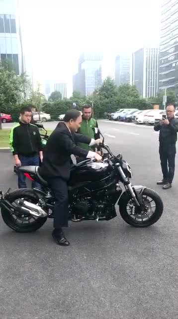 追风逐影 书福哥与摩托车的速度美学